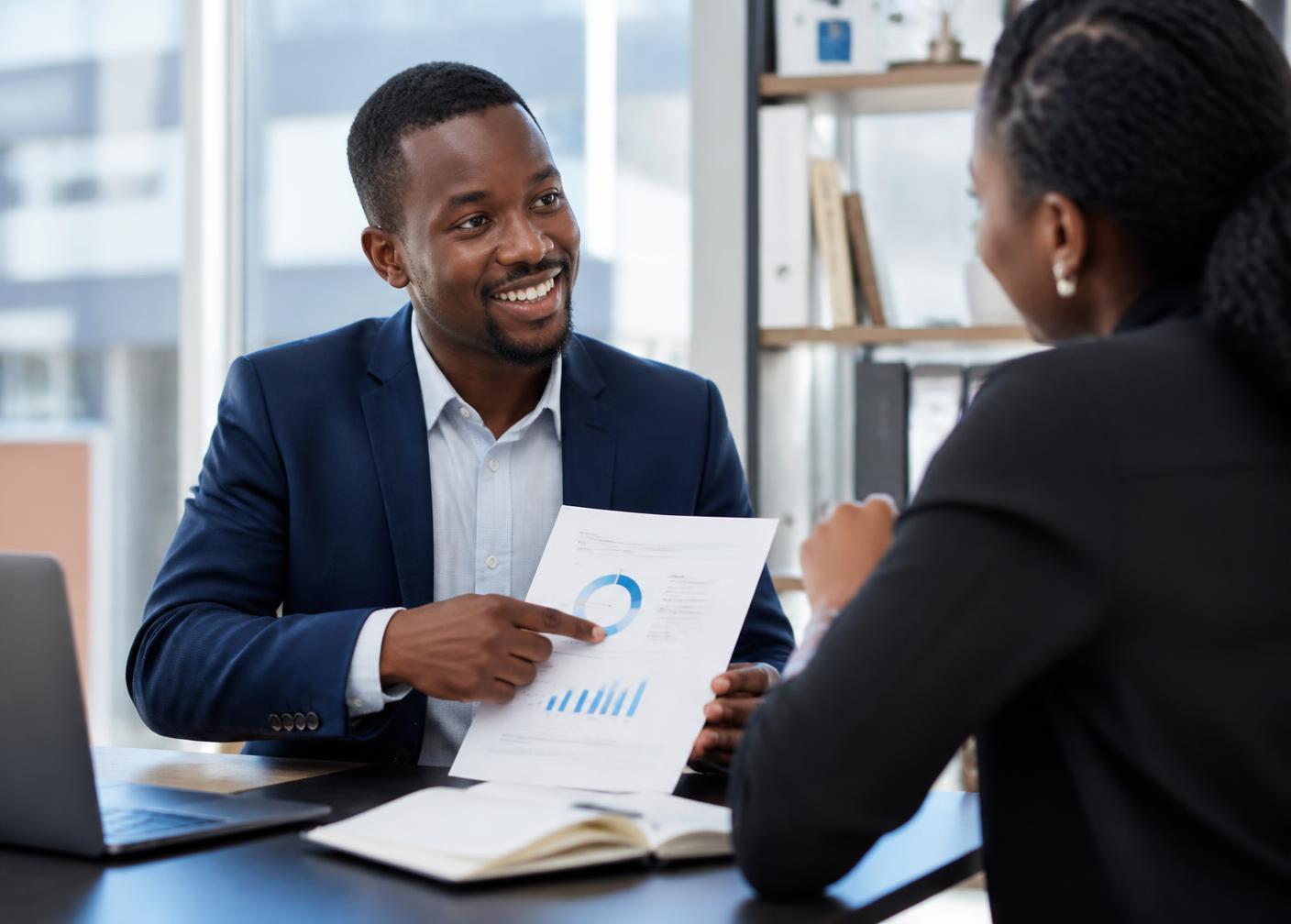 Présentation entre un consultant et une cliente