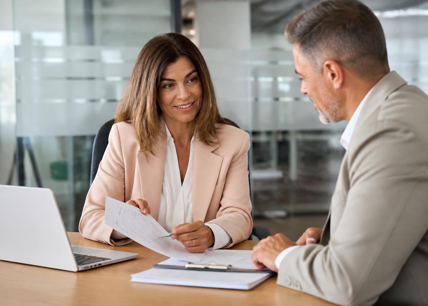 Consultant accompagnant un client